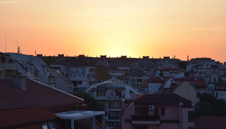 Много хора споделят в социалната мрежа снимки и видеа, запечатали прекрасните мигове на изгряването на слънцето