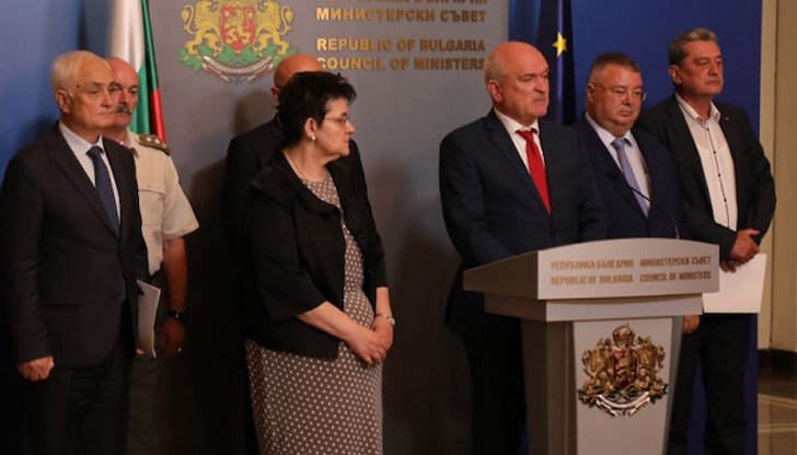 Правителството ще дооборудва още два хеликоптера за борба с огнената стихия Правителството ще дооборудва още два хеликоптера за борба с огнената стихия