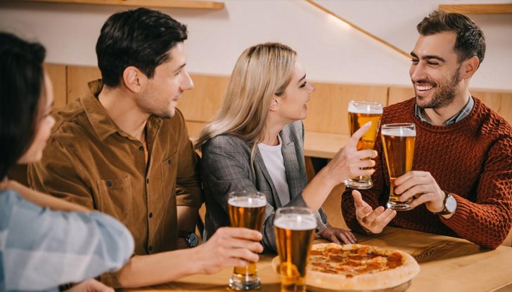 Това е пропаганда в полза на алкохолната индустрия, че умерената консумация на техните продукти удължава живота на хората, казва доктор Том Сокуел Това е пропаганда в полза на алкохолната индустрия, че умерената консумация на техните продукти удължава живота на хората, казва доктор Том Сокуел