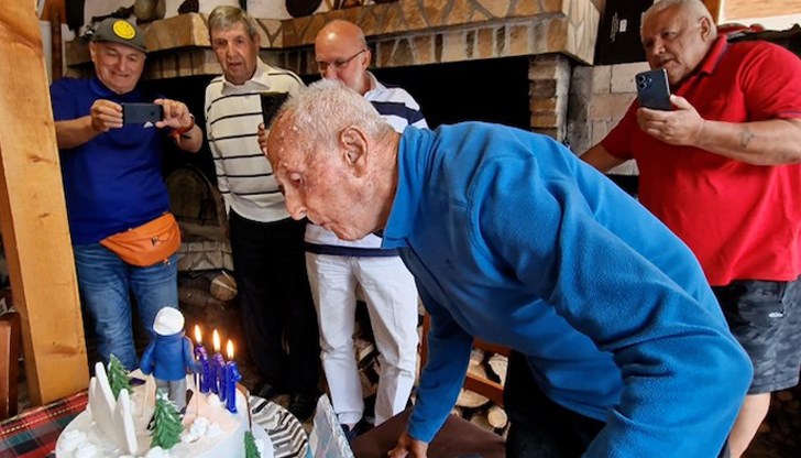 Иван Раев бе изненадан за празника си с оркестър от гайдари и певци Иван Раев бе изненадан за празника си с оркестър от гайдари и певци