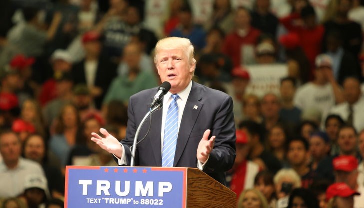 Тръмп е бил ескортиран до автомобил веднага след първите изстрели Тръмп е бил ескортиран до автомобил веднага след първите изстрели