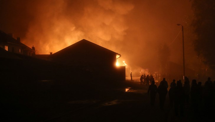 Огънят обхванал целия покрив на къщата Огънят обхванал целия покрив на къщата
