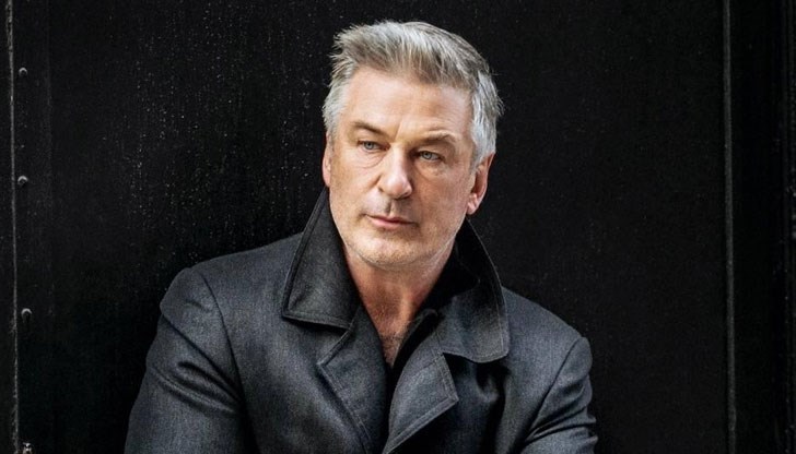 Актьорът е обвинен в непредумишлено убийство на операторката Халина Хъчинс Актьорът е обвинен в непредумишлено убийство на операторката Халина Хъчинс