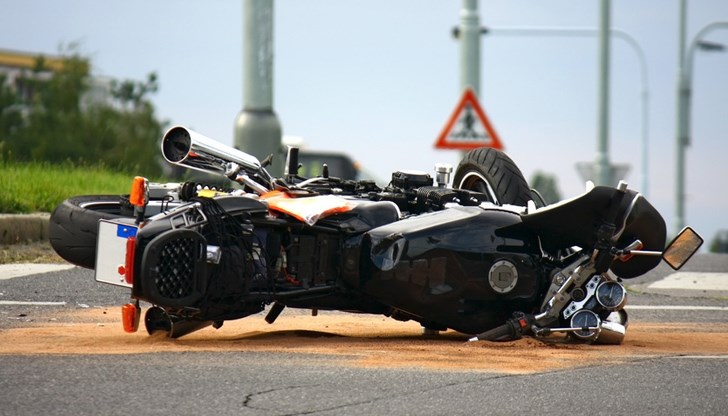 Мотоциклет „Сузуки“ катастрофира след неуспешно изпреварване и сблъсък с полуремарке на ДАФ Мотоциклет „Сузуки“ катастрофира след неуспешно изпреварване и сблъсък с полуремарке на ДАФ