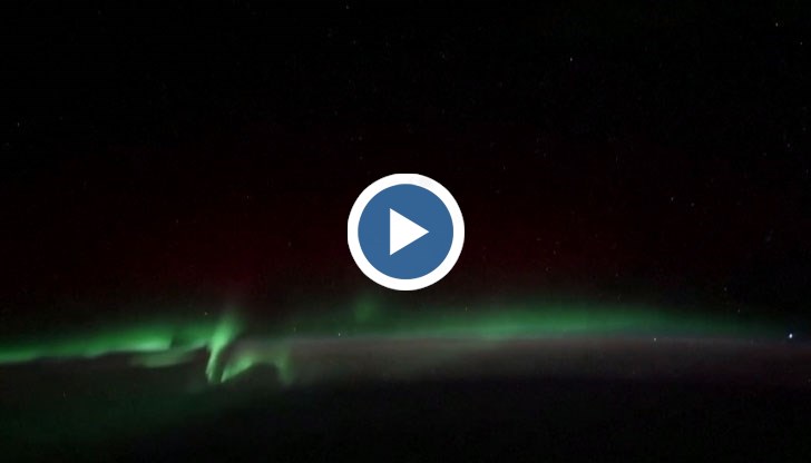 Кадрите показват как разноцветните светлини обгръщат Земята
