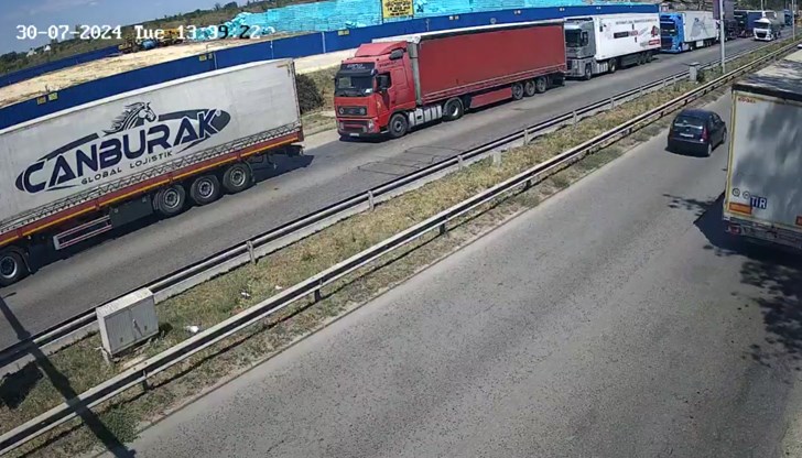ТИР-ве извиха опашка извън граничната зона, другите престояват над 12 часа в буферния паркинг ТИР-ве извиха опашка извън граничната зона, другите престояват над 12 часа в буферния паркинг