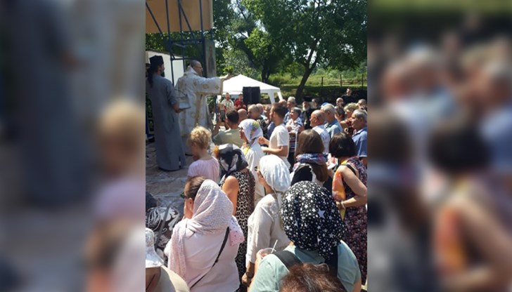 Областният управител се помоли за здраве и благоденствие Областният управител се помоли за здраве и благоденствие