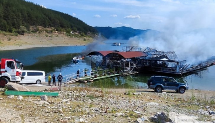 Спасени са шест газови бутилки, за да се избегне взрив Спасени са шест газови бутилки, за да се избегне взрив