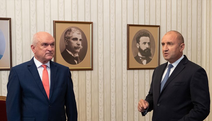 Димитър Главчев представи списъка с имената на министрите в новия служебен кабинет Димитър Главчев представи списъка с имената на министрите в новия служебен кабинет