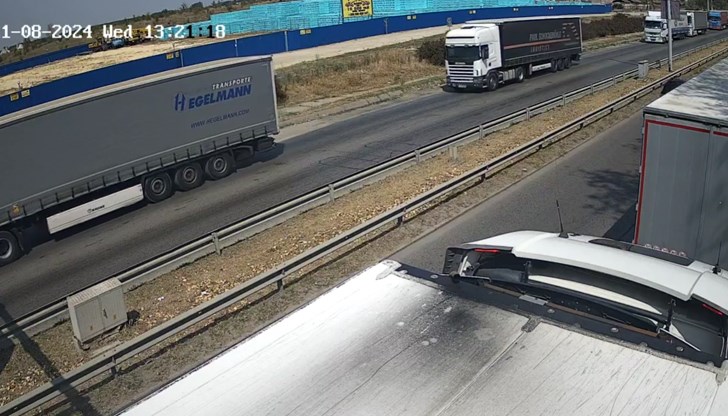 Опашка от ТИР-ове чака да премине граничния пункт Опашка от ТИР-ове чака да премине граничния пункт