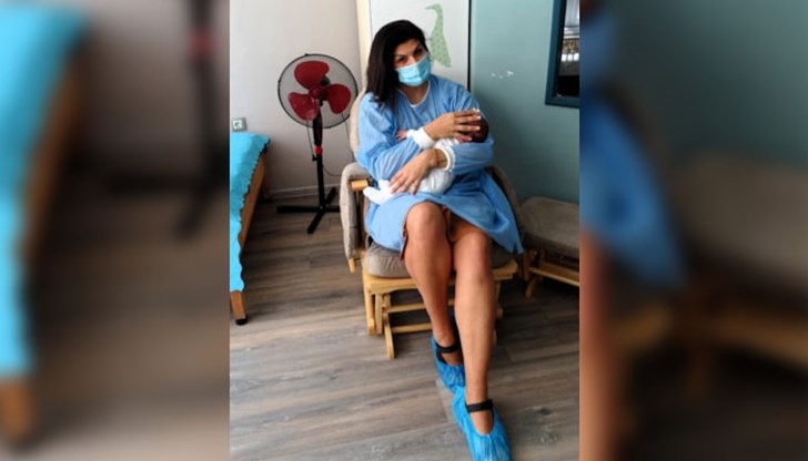 30-годишната майка Ива с детенцето ѝ 30-годишната майка Ива с детенцето ѝ