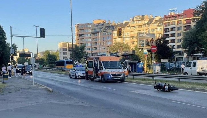 Жената преминала на червен светофар, когато мотористът се е забил в нея Жената преминала на червен светофар, когато мотористът се е забил в нея