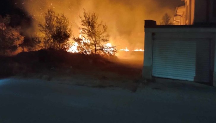 Жителите на Белащица се включиха в гасенето, докато чакаха екипите на пожарната Жителите на Белащица се включиха в гасенето, докато чакаха екипите на пожарната