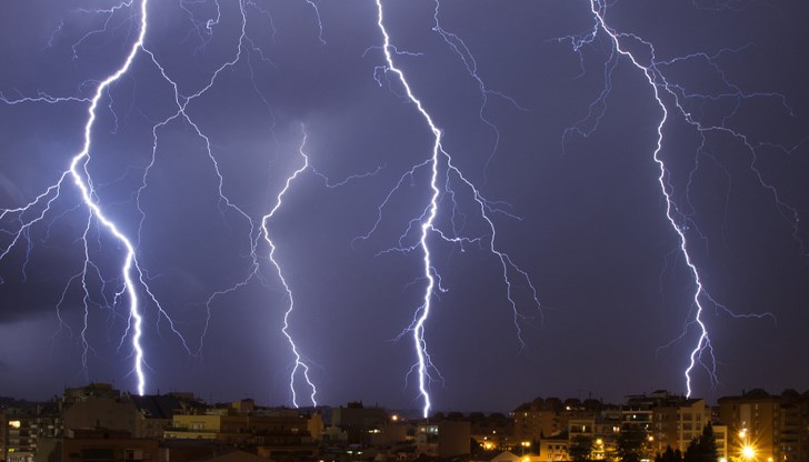 По-интензивни валежи ще има в североизточните райони и в планините, където ще са възможни и градушки По-интензивни валежи ще има в североизточните райони и в планините, където ще са възможни и градушки