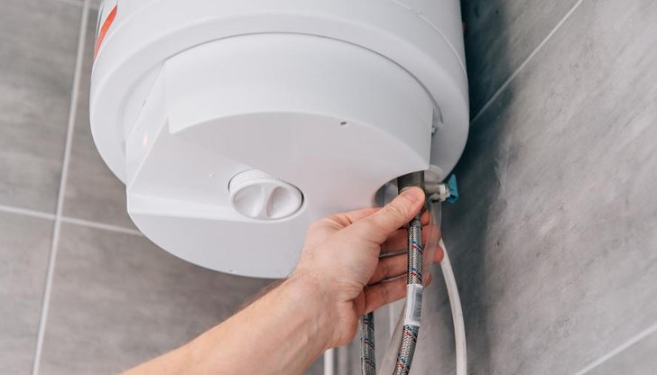 Хората чакат "Топлофикация София" да смени счупена помпа Хората чакат "Топлофикация София" да смени счупена помпа