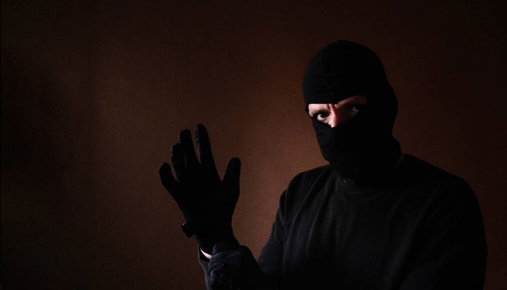 Двама нападатели са отмъкнали кожена чантичка от потърпевшия Двама нападатели са отмъкнали кожена чантичка от потърпевшия