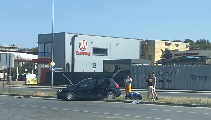 Лек автомобил отнесе пътен знак Лек автомобил отнесе пътен знак