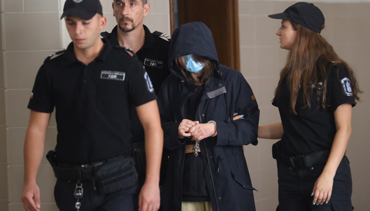 Обвинената в убийството на своя зет Пейо Пеев припадна по време на заседанието Обвинената в убийството на своя зет Пейо Пеев припадна по време на заседанието