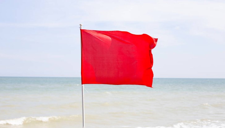 Флагът е червен, излизат течения, каза Добрин Добрев от варненския плаж Флагът е червен, излизат течения, каза Добрин Добрев от варненския плаж