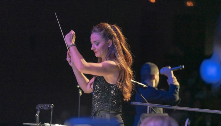 Харизматичната диригентка от Държавна Опера - Русе отбелязва своя празник с признание за изключителния си талант Харизматичната диригентка от Държавна Опера - Русе отбелязва своя празник с признание за изключителния си талант