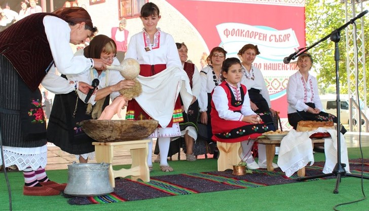 Новград се готви за събитието с участието на близо 500 самодейци Новград се готви за събитието с участието на близо 500 самодейци