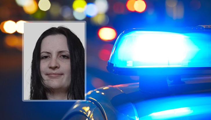 Жената има дълга черна коса и е облечена в черни дрехи Жената има дълга черна коса и е облечена в черни дрехи