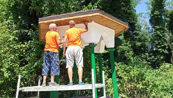Беседката в близост до чешмата „Бялото момиче“ беше боядисана, а около детската площадка бяха монтирани нови пейки Беседката в близост до чешмата „Бялото момиче“ беше боядисана, а около детската площадка бяха монтирани нови пейки