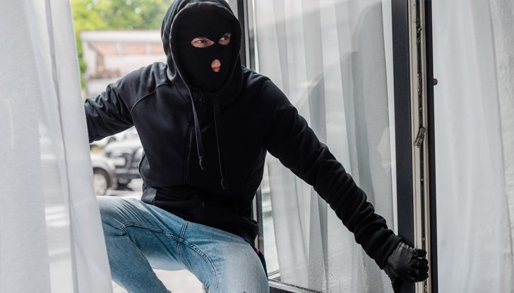 Крадецът е влязъл в жилищата на първия етаж през отворени прозорци Крадецът е влязъл в жилищата на първия етаж през отворени прозорци