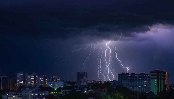 Очакват се силни пориви на вятъра достигащи до 100 км/час Очакват се силни пориви на вятъра достигащи до 100 км/час