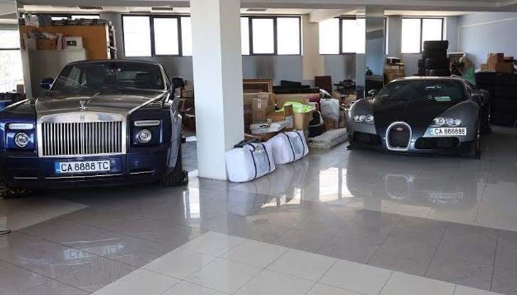 Две от луксозните коли на Румен Гайтански - Вълка. Виждали сме снимки и видеа от претърсванията в офисите на Васил Божков, от именията на Баневи, от гаражите на Арабаджиеви. Осъдени сред тях няма Две от луксозните коли на Румен Гайтански - Вълка. Виждали сме снимки и видеа от претърсванията в офисите на Васил Божков, от именията на Баневи, от гаражите на Арабаджиеви. Осъдени сред тях няма