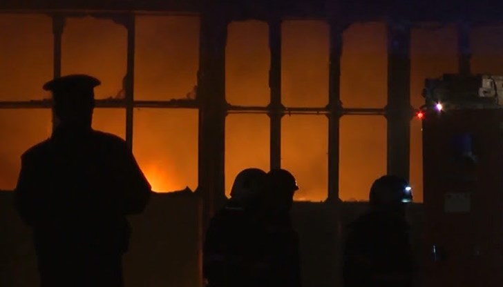 Запалването обхвана бункер за дървесни стърготини Запалването обхвана бункер за дървесни стърготини