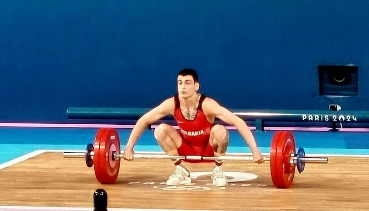 Българският състезател по вдигане на тежести се оплака от подиума Българският състезател по вдигане на тежести се оплака от подиума