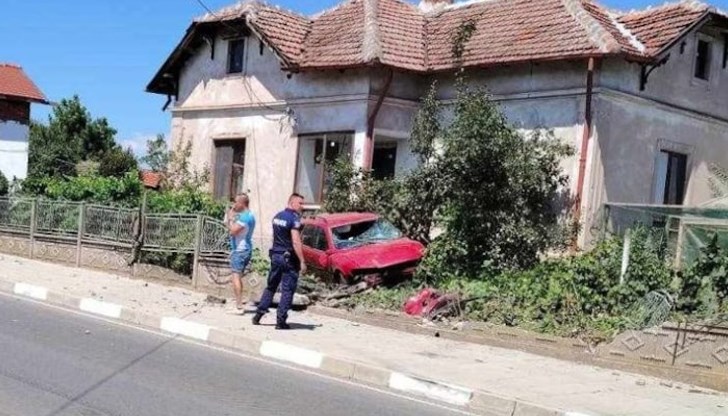 Мъж разби автомобила си в двора на къща Мъж разби автомобила си в двора на къща