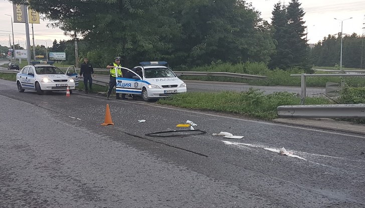 Водачът на автомобила и неговия спътник са с леки наранявания Водачът на автомобила и неговия спътник са с леки наранявания