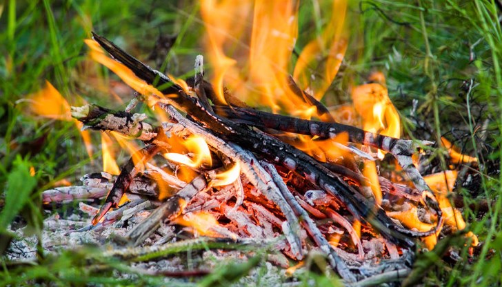 Две пожарни овладяват огъня Две пожарни овладяват огъня