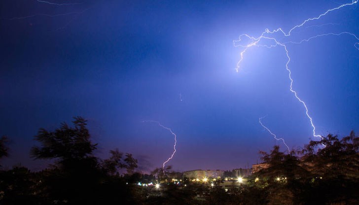 Пожарникарите на предна линия в борбата с огнените стихии Пожарникарите на предна линия в борбата с огнените стихии