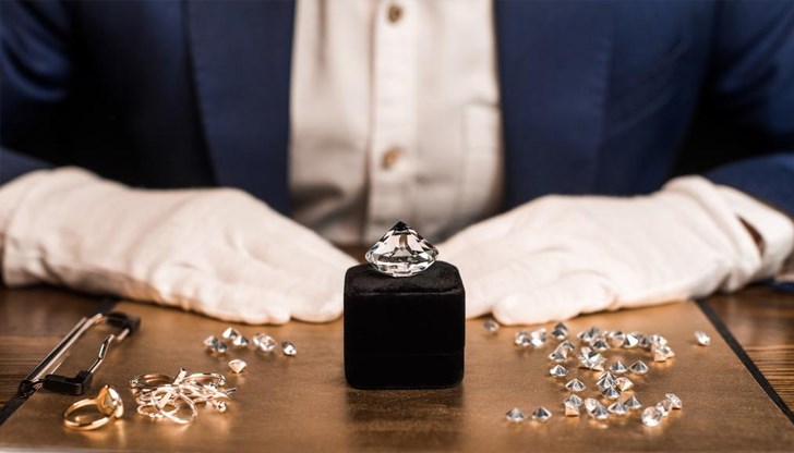 Новите лицензи позволяват внос на бижута, разположени извън Русия преди 1 март 2024 година Новите лицензи позволяват внос на бижута, разположени извън Русия преди 1 март 2024 година