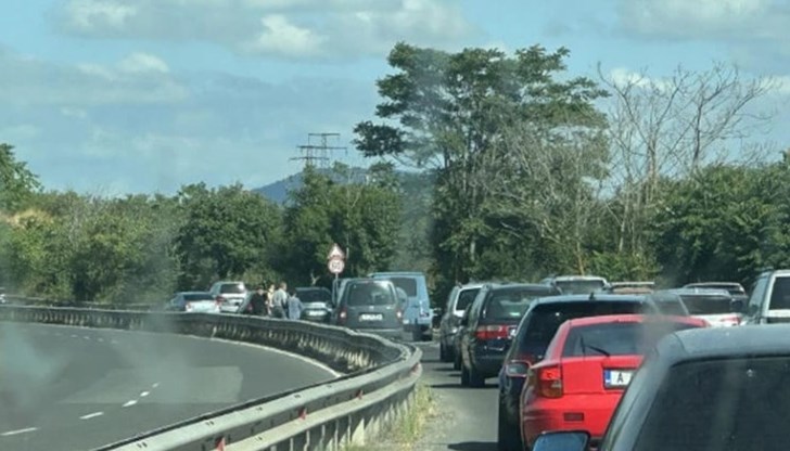 Опашката от автомобили е достигнала дължина от почти 7 километра Опашката от автомобили е достигнала дължина от почти 7 километра