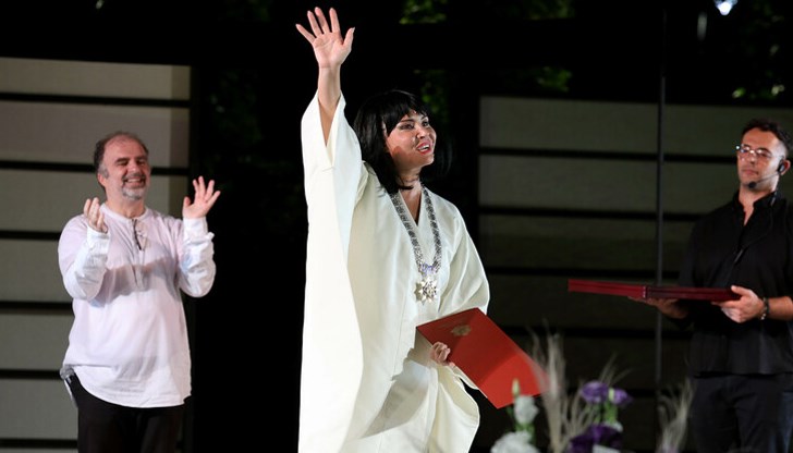 Оперната прима беше удостоена с престижното отличие във Варна Оперната прима беше удостоена с престижното отличие във Варна