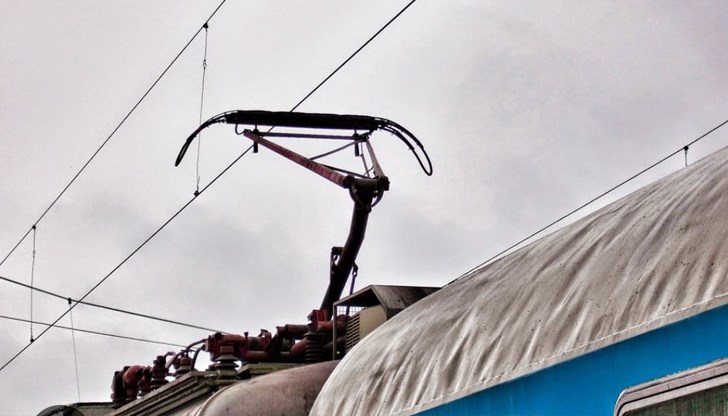 Влакът не тръгва? Пътниците сами поемат инициативата