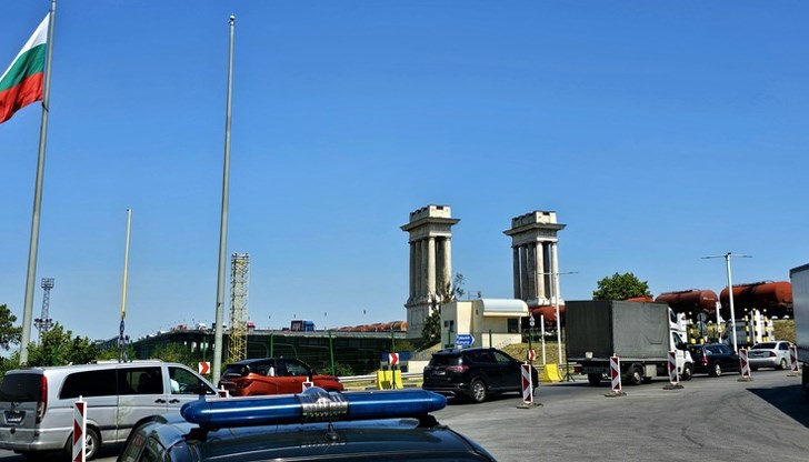 Дълги опашки от леки и товарни автомобили на границата с Румъния Дълги опашки от леки и товарни автомобили на границата с Румъния