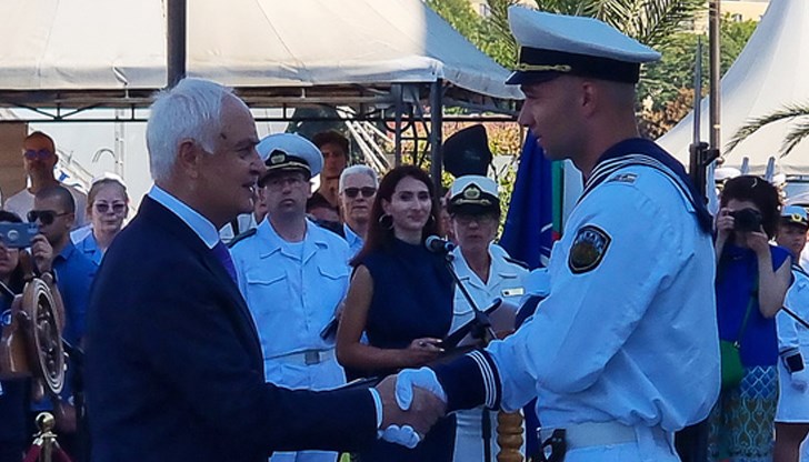 Младите офицери от ВВМУ „Никола Вапцаров“ се включват в редиците на българската армия Младите офицери от ВВМУ „Никола Вапцаров“ се включват в редиците на българската армия