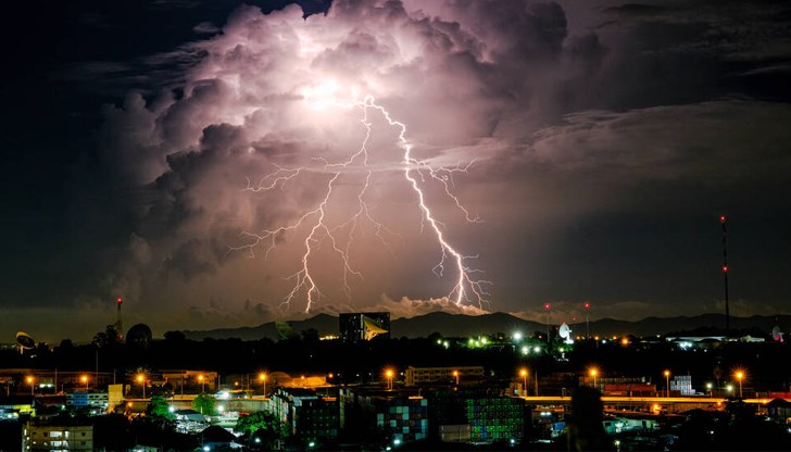 Павилионът, където хората търсеха подслон от бурята, се срути след мощен удар на светкавица Павилионът, където хората търсеха подслон от бурята, се срути след мощен удар на светкавица