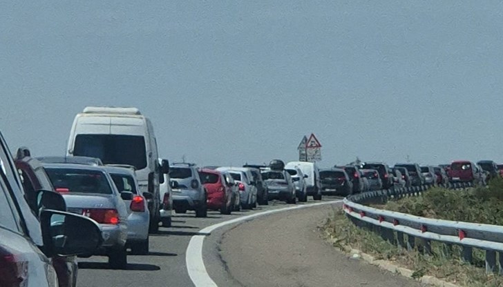 Километрично задръстване е 336-тия километър преди Карнобат, в посока София Километрично задръстване е 336-тия километър преди Карнобат, в посока София