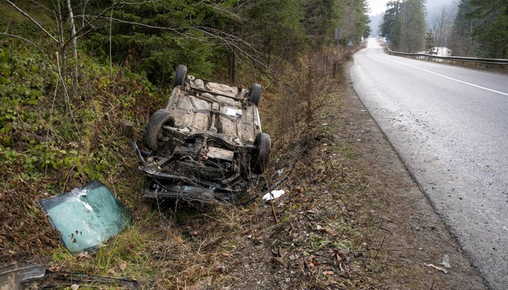 Кола с 4-ма души в нея се преобръща по таван след удар в мантинела и бетонна разделителна линия Кола с 4-ма души в нея се преобръща по таван след удар в мантинела и бетонна разделителна линия