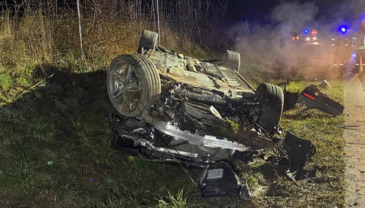 Момичето е пострадало при преобръщане на автомобил по пътя за село "Шуменци" Момичето е пострадало при преобръщане на автомобил по пътя за село "Шуменци"