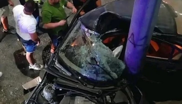 BMW се усука около стълб BMW се усука около стълб