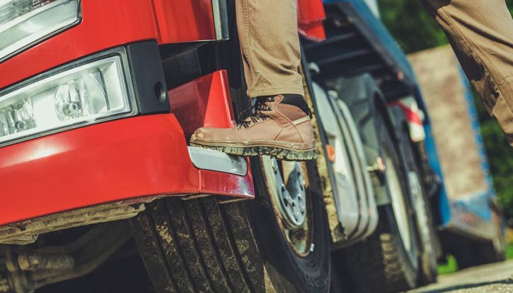 Динко Сапунджиев се е забил с камиона си в дърво Динко Сапунджиев се е забил с камиона си в дърво