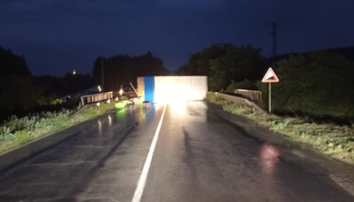 Движението се осъществява през селото Движението се осъществява през селото