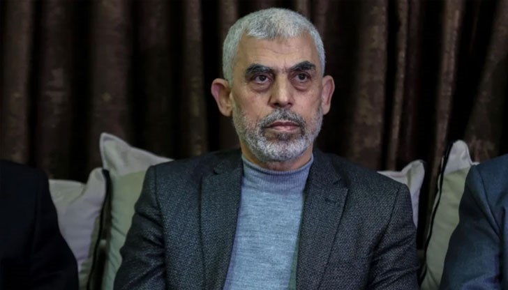 Синуар е роден през 1962 година в бежански лагер в Хан Юнис, Газа Синуар е роден през 1962 година в бежански лагер в Хан Юнис, Газа